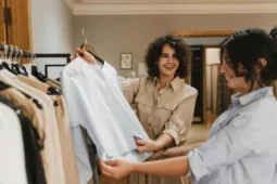 Diferencia entre necesidad y deseo al comprar ropa.