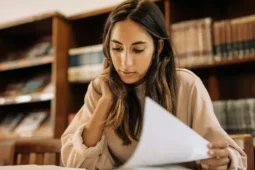 Educación financiera para principiantes en una biblioteca.