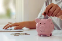 Invertir con poco dinero en España usando pequeños ahorros.