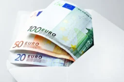 Billetes de euro en un sobre para el método de los sobres.