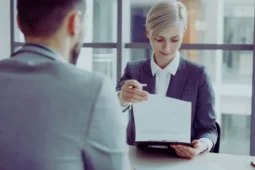 Negociar una deuda con el banco en una reunión.