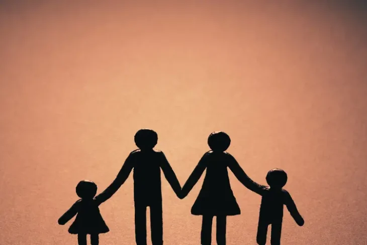 Familia representada junto al ingreso mínimo vital.