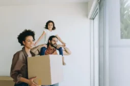 Familia mudándose gracias a las ayudas para el alquiler en España.
